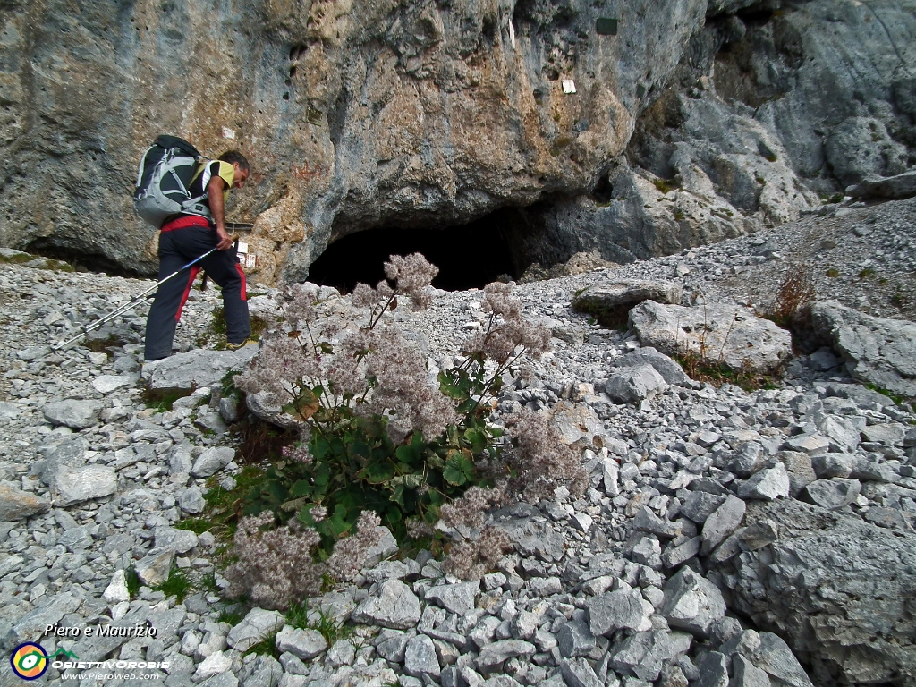 09 Grotta dei Pagani (2224 m.).JPG
